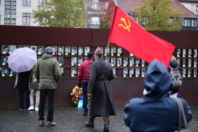 Niemcy, obchodzy 30. rocznicy obalenia muru berlińskiego. Fot. PAP/EPA/CLEMENS BILAN