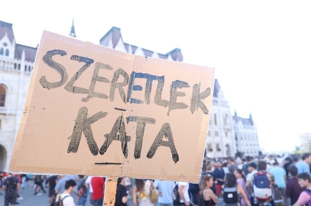 Protest przed węgierskim parlamentem. Fot. Twitter/Tibor M. Kalman