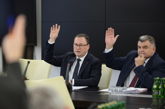 Przewodniczący komisji Grzegorz Bierecki (L) i zastępca przewodniczącego Tadeusz Romańczuk (P). Fot. PAP/Jakub Kamiński