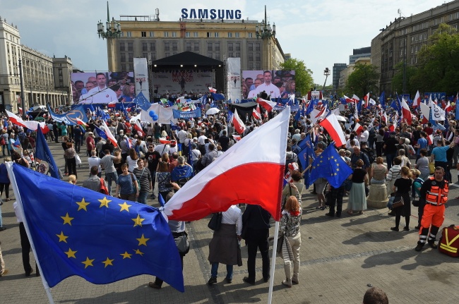 Uczestnicy Marszu Wolności. fot. PAP/Radek Pietruszka