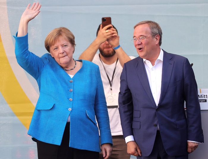 Poseł PO krytycznie o Merkel. Rosati wytyka jej zaproszenie imigrantów i Nord Stream 2