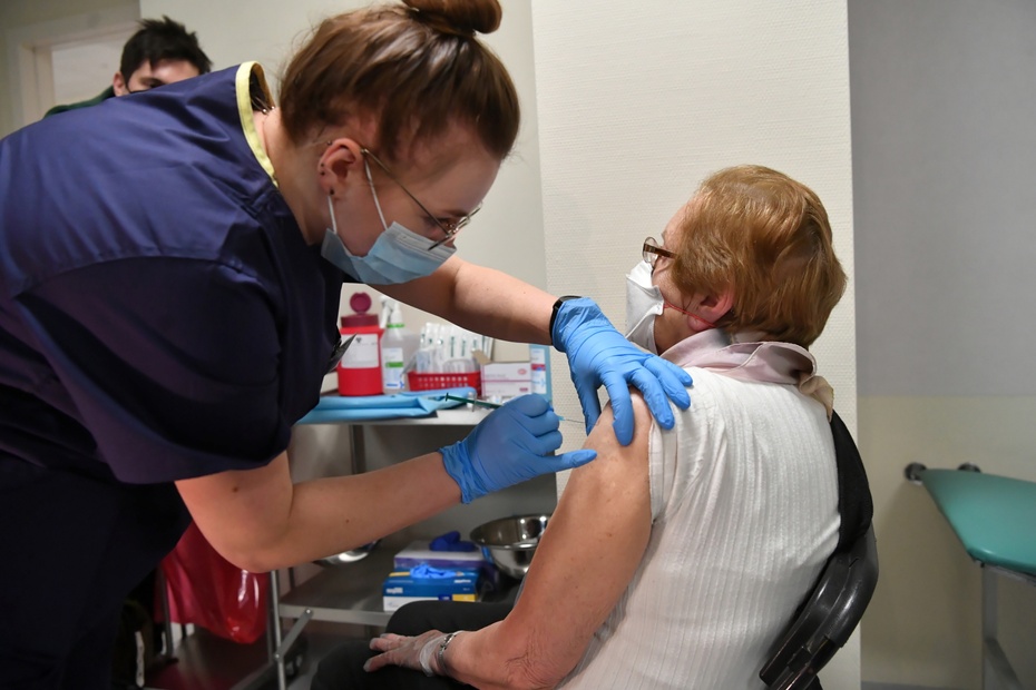 25 stycznia rozpoczęło się szczepienie seniorów na koronawirusa. Fot. PAP/Piotr Nowak