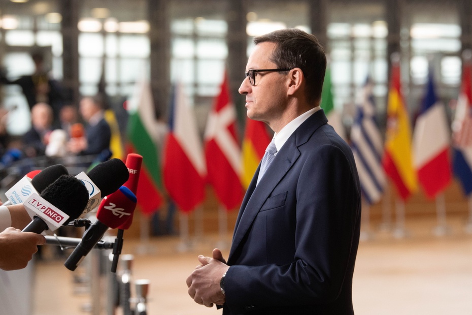 Premier Mateusz Morawiecki udziela wypowiedzi mediom w budynku "Europa" w Brukseli, 24 bm. w drugim dniu szczytu Unii Europejskiej. (aldg) PAP/Andrzej Lange