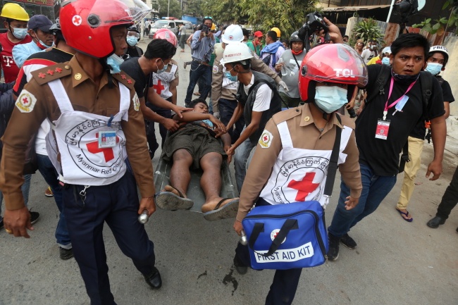 W sobotę policja ponownie otworzyła ogień do demonstrantów w Mandalaj, drugim co do wielkości mieście Birmy. Zginęły dwie osoby. Fot. PAP/PAP/EPA/KAUNG ZAW HEIN