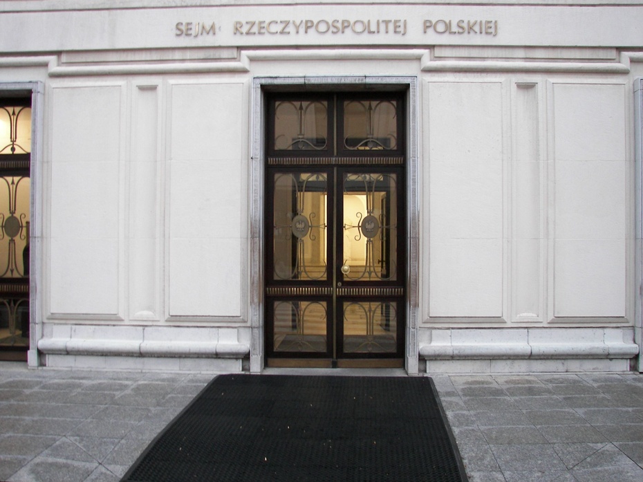Wejście do budynku Sejmu, fot. Wikipedia