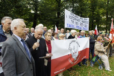 Kapelan Solidarności ks.Tadeusz Magas   
Z lewej - Zenon Torz, przewodniczący Poznańskiego Klubu Gazety Polskiej