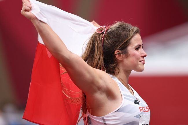 Maria Andrejczyk cieszy się ze srebrnego medalu w rzucie oszczepem. Fot. PAP/Leszek Szymański
