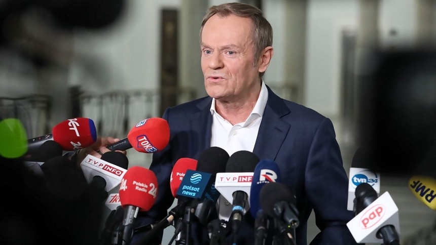 Donald Tusk podczas konferencji prasowej w województwie lubelskim zarzucał partii rządzącej "prorosyjskość i proputinowość". Doszło też do stanowczej wymiany zdań między szefem PO a dziennikarką TVP Info. Fot. PAP