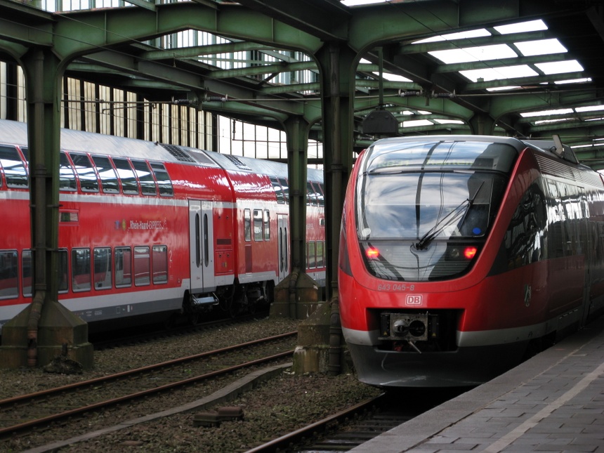 Niemieckie koleje odnotowują ogromny popyt na zwiedzanie kraju pociągami. Ma to związek z wprowadzeniem biletu za 9 euro, umożliwiającego podróż po całym kraju. Z tego powodu powstaje spory chaos i opóźnienia. (fot. Flickr/photobeppus)