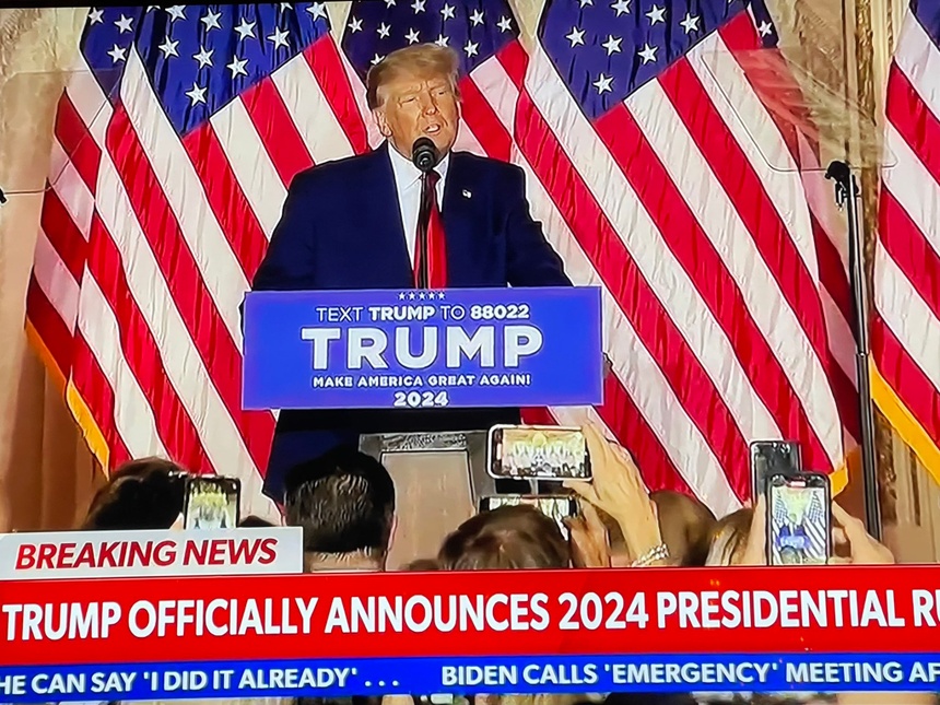 We wtorek Donald Trump oficjalne ogłosił swój start w wyborach prezydenckich w 2024 roku. (fot. Twitter/@KariLake)