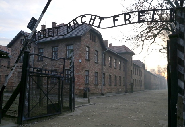 Brama Śmierci byłego obozu Auschwitz II-Birkenau w Oświęcimiu. Fot. PAP/Andrzej Grygiel