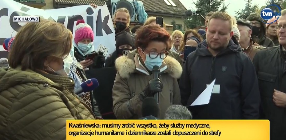 Jolanta Kwaśniewska i Anna Komorowska w Michałowie. Fot. screen TVN24