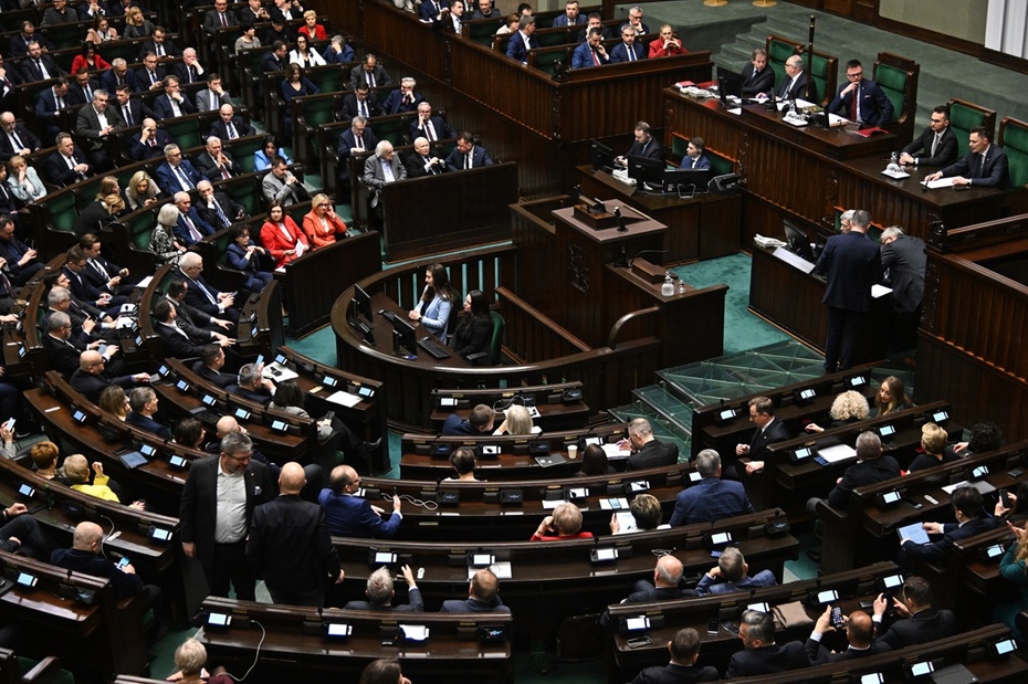 Sejm przyjął uchwałę ws. dalszych losów Trybunału Konstytucyjnego. Fot. PAP/Radek Pietruszka
