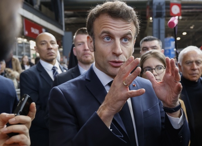 Emmanuel Macron wciąż liczy na pokojowe rozwiązanie konfliktu. Fot.  	PAP/EPA/LUDOVIC MARIN