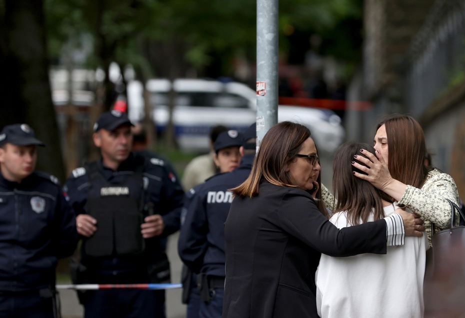 W środę zatrzymano ojca 14-latka, który wcześniej tego dnia zastrzelił w szkole w centrum stolicy Serbii, Belgradzie, dziewięć osób. Fot. PAP/EPA/ANDREJ CUKIC
