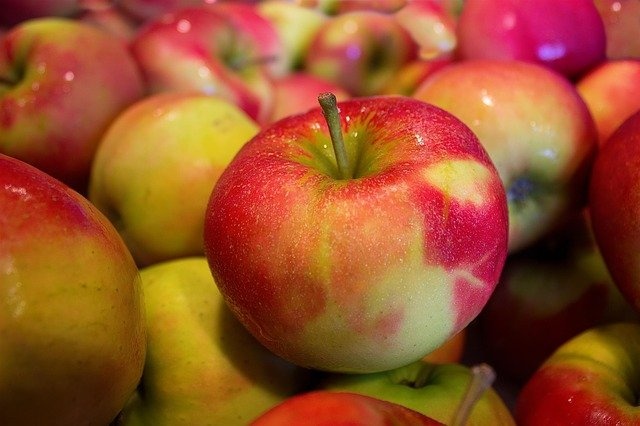 Świeże jabłka są źródłem węglowodanów, w tym błonnika.