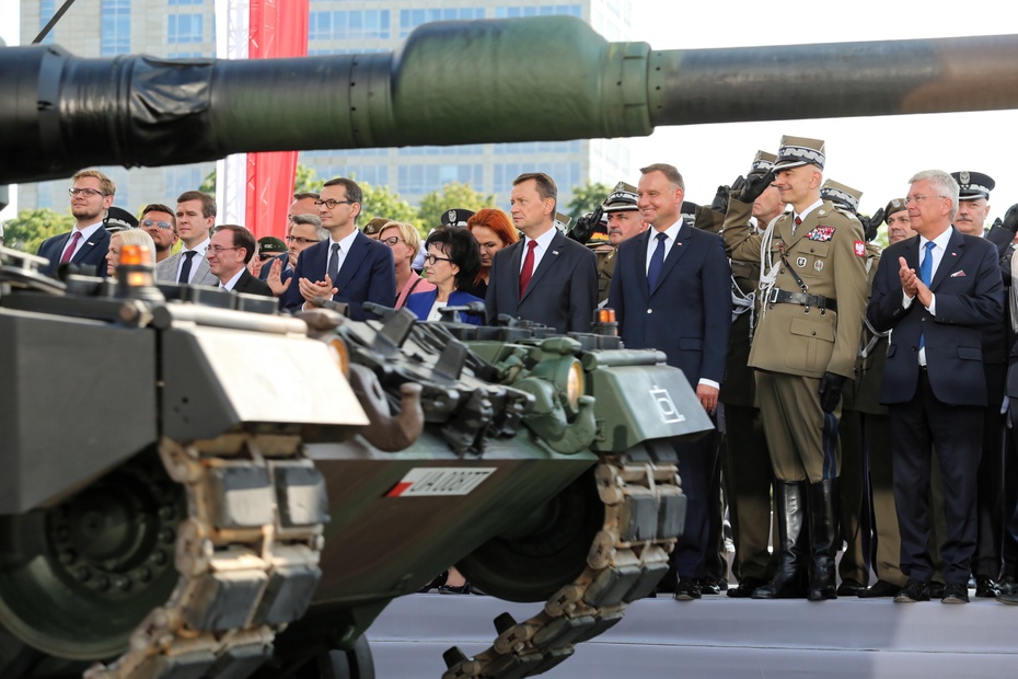 Najważniejsi politycy w państwie podczas defilady wojskowej "Wierni Polsce". Fot. PAP/Andrzej Grygiel