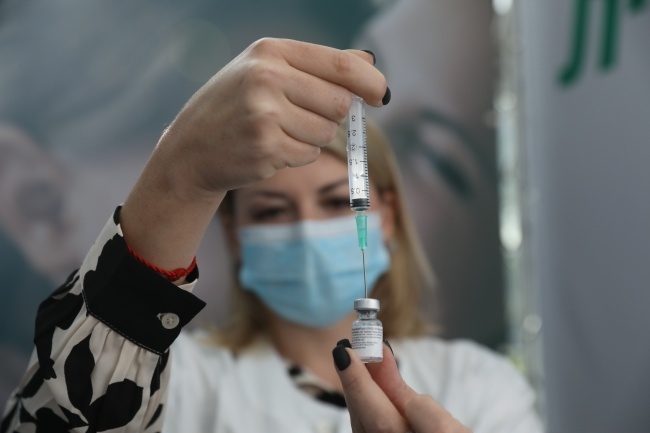 26 grudnia, w drugim dniu świąt Bożego Narodzenia, szczepionki przeciwko COVID-19 dotrą do Polski. Zdjęcie ilustracyjne, fot. PAP/EPA/ABIR SULTAN