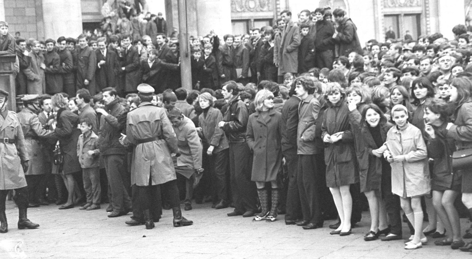 Warszawa 1967. Koncert The Riolling Stones. Tłumy przed Salą Kongresową. Foto: PAP/CAF