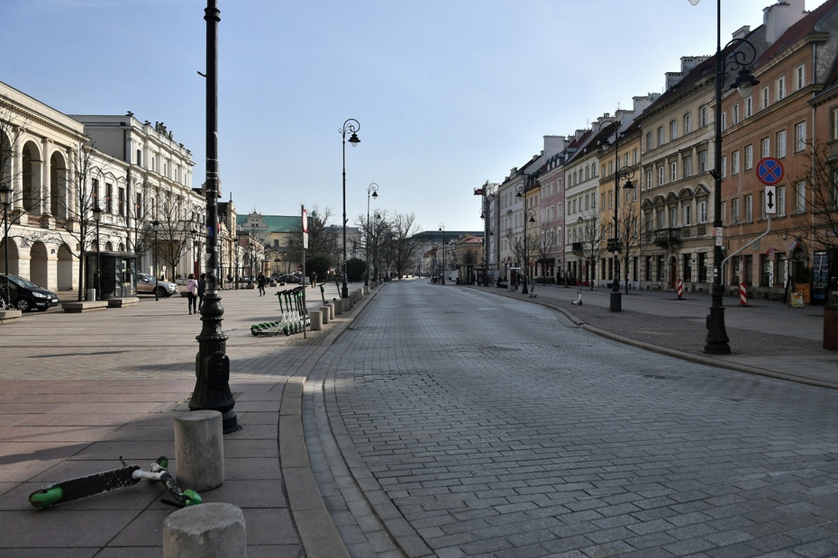 Zwykle zatłoczone ulice Warszawy opustoszały z powodu epidemii. Fot. PAP