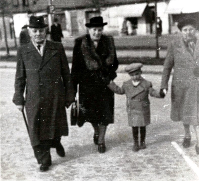 Lata 50-te Łódź. Babcia Alexandra po prawej. Ja i dziadkowie od strony ojca.