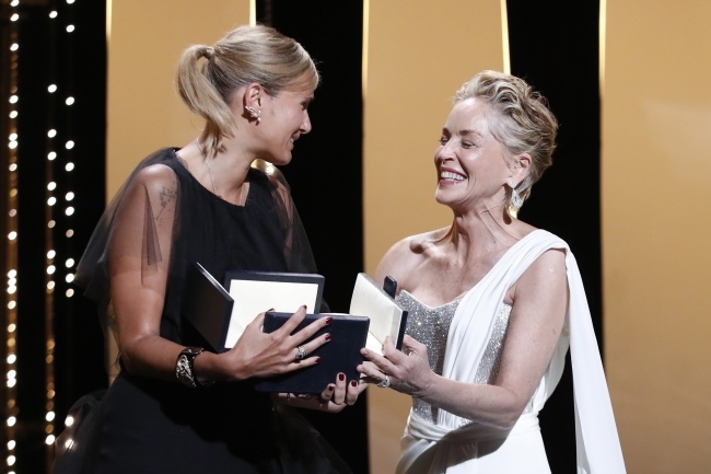 Julia Ducournau odbiera Złotą Palme za "Titane" od Sharon Stone, fot. PAP/EPA/SEBASTIEN NOGIER