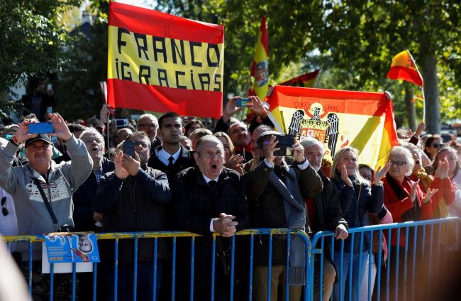Sympatycy generała Franco protestujący przeciw jego ekshumacji