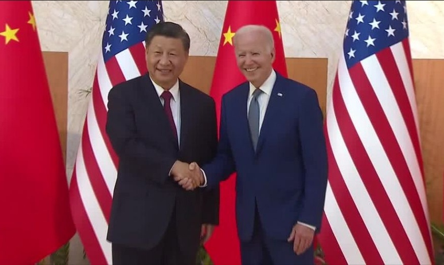 Xi Jinping i Joe Biden uścisnęli sobie dłonie, fot. Twitter/screenshot