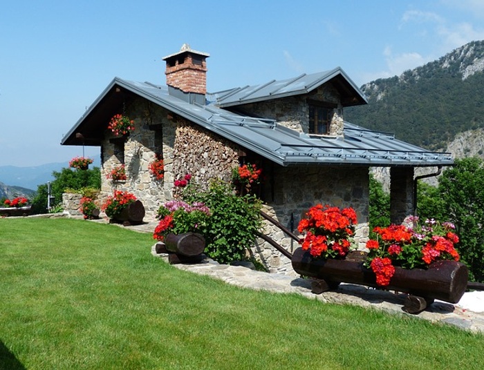 Koszty utrzymania mieszkania i domu - co jest tańsze?