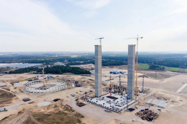 Z terenu wstrzymanej budowy elektrowni w Ostrołęce znikną dwa, wysokie na ponad sto metrów betonowe pylony, fot. moja-ostroleka.pl