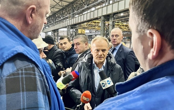 Donald Tusk w fabryce Rafako. Fot. Twitter/PO