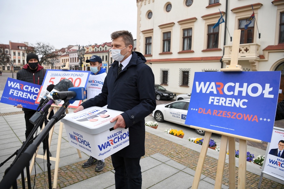 Marcin Warchoł prowadzi intensywną kampanię wyborczą w Rzeszowie. Fot. PAP/Darek Delmanowicz