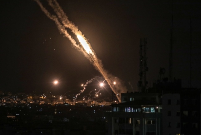 Nocny ostrzał Strefy Gazy, fot. PAP/EPA/MOHAMMED SABER