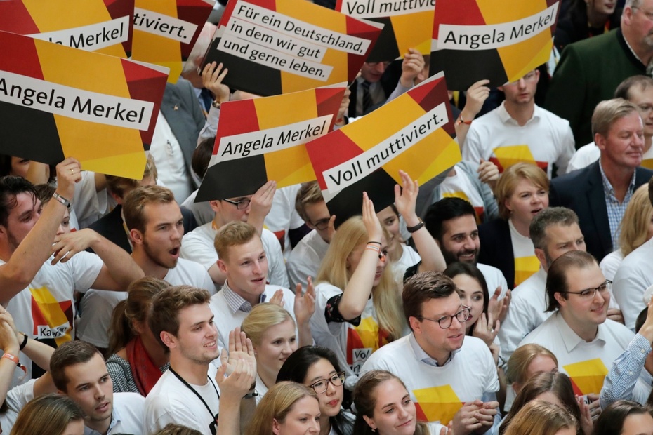 Radość zwolenników CDU po ogłoszeniu wyników exit polls w Niemczech, fot. PAP/EPA/CARSTEN KOALL