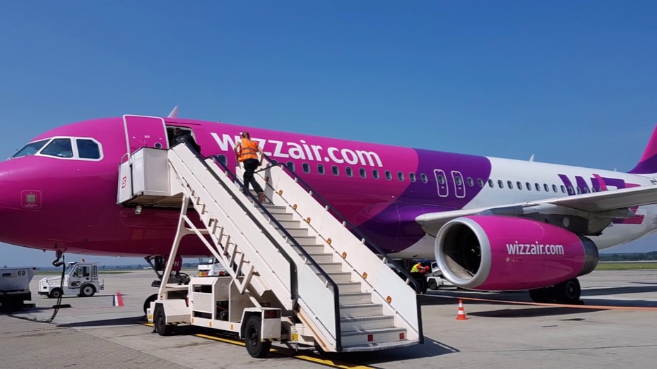 Samolot WizzAir na lotnisku w Pyrzowicach, zdjęcie ilustracyjne.