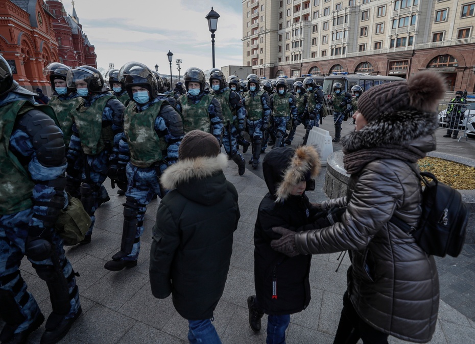 Rosyjscy policjanci przygotowują się do tłumienia rozruchów w Moskwie, stolicy Rosji. Fot. PAP/EPA/YURI KOCHETKOV