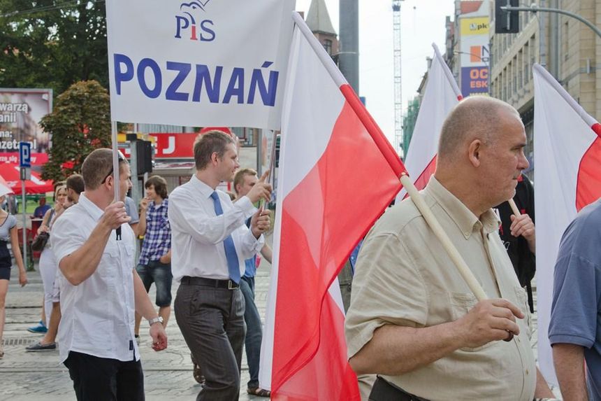 Członkowie PiS, między innymi Tadeusz Dziuba, szef poznańskiego okręgu Prawa i Sprawiedliwości