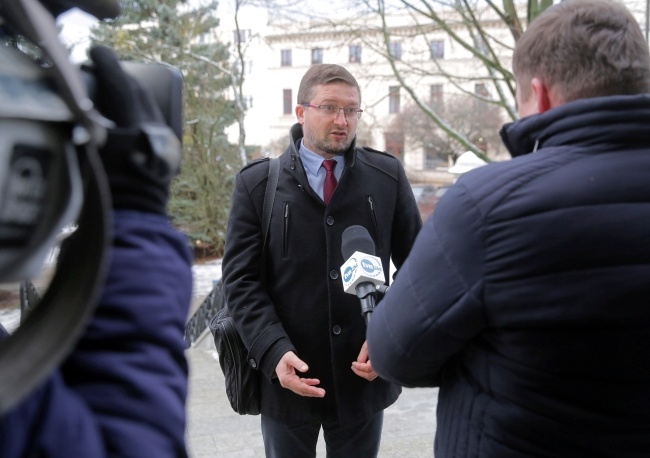 Sędzia Paweł Juszczyszyn podczas wypowiedzi dla mediów przed siedzibą Sądu Rejonowego w Olsztynie, fot. PAP/Tomasz Waszczuk