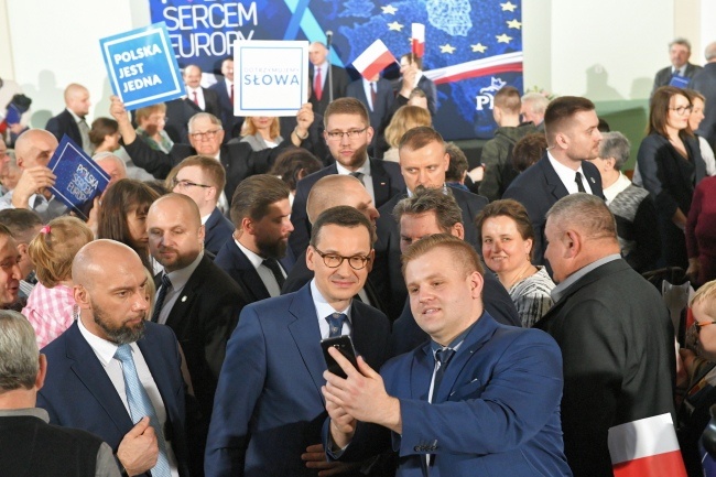 Premier Mateusz Morawiecki (C) podczas spotkania z wyborcami, fot. PAP/Jan Karwowski