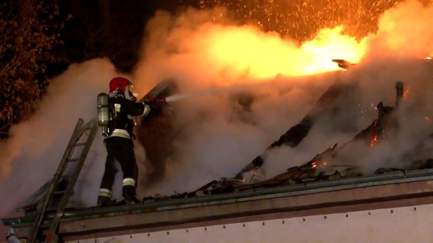 Strażak gaszący pożar. Zdjęcie ilustracyjne, fot. gov.pl