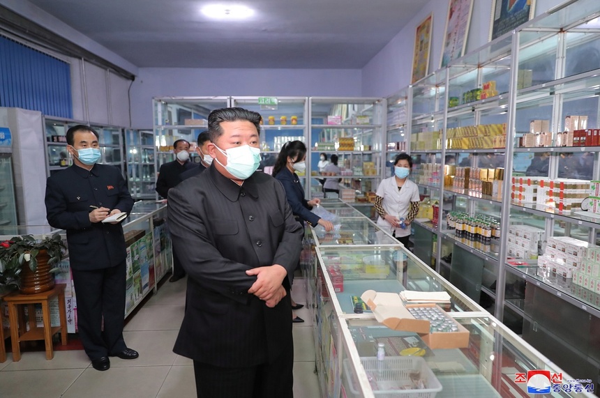 Kim Dzong Un w sobotę mówił, że wybuch zachorowań na "gorączkę", czyli COVID-19 jest największym "wstrząsem" w tym kraju, od czasu jego powstania w 1948 roku. Fot. PAP/EPA/KCNA