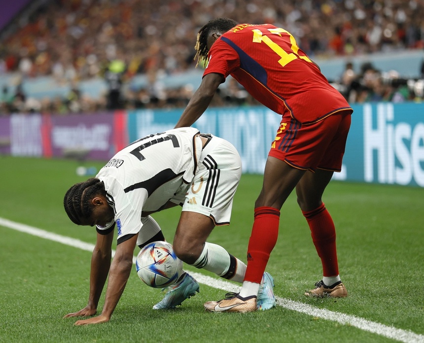 Mecz Hiszpania - Niemcy zakończył się remisem. Fot. PAP/EPA/Ronald Wittek