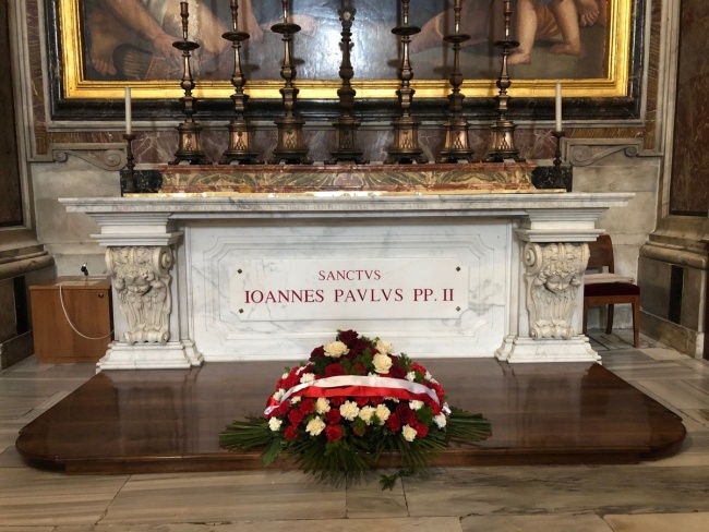 Ambasador Janusz Kotański w imieniu władz RP złożył kwiaty na grobie Papieża Polaka, fot. Twitter/PLinVatican