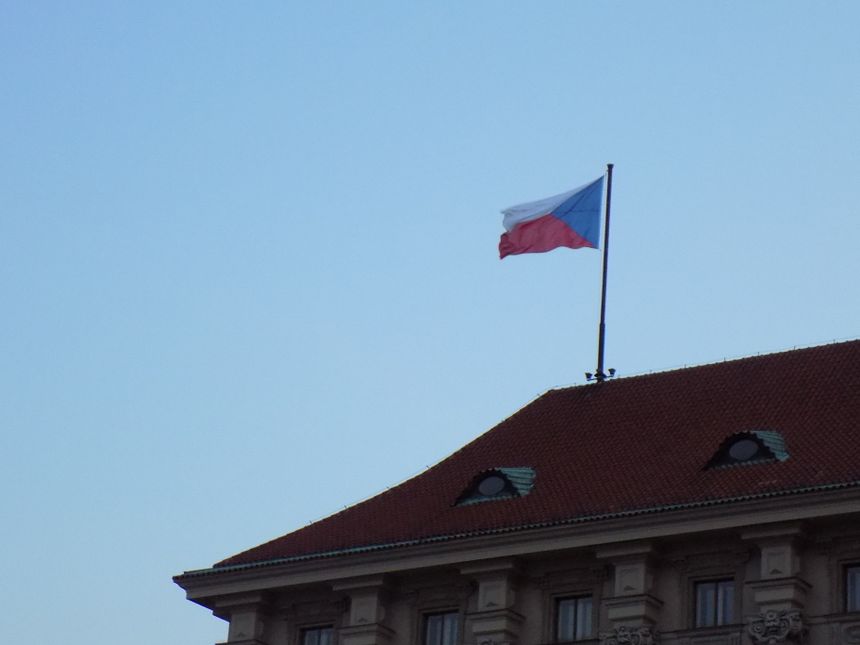 Flaga czeska na MSZ w Pradze