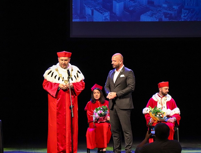 Afera w Collegium Humanum przybiera na sile. Sfałszowane podpisy na dyplomach