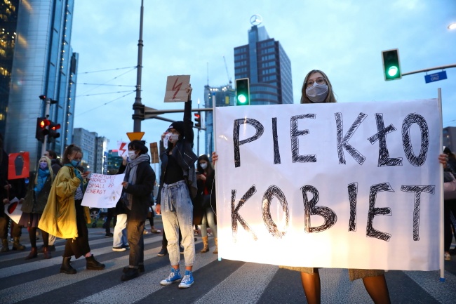 Po orzeczeniu TK w całej Polsce rozpoczęły się protesty przeciw zaostrzeniu prawa aborcyjnego - manifestacje, blokowanie ulic, protesty przed i w kościołach, a także akcje w mediach społecznościowych. Fot. PAP/Rafał Guz