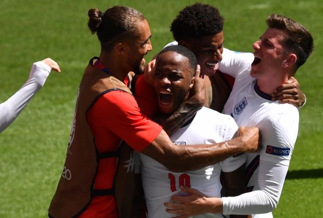 Radość drużyny Anglii po zdobytym golu Raheema Sterlinga, fot. PAP/EPA/Justin Tallis