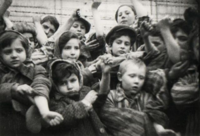 Dzieci z KL Auschwitz wyzwolone przez żołnierzy sowieckich