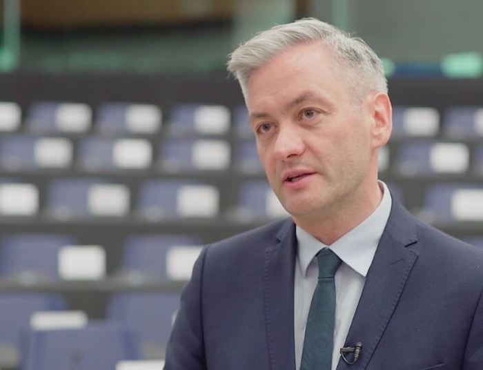 Wyciągamy asa z rękawa Roberta Biedronia.