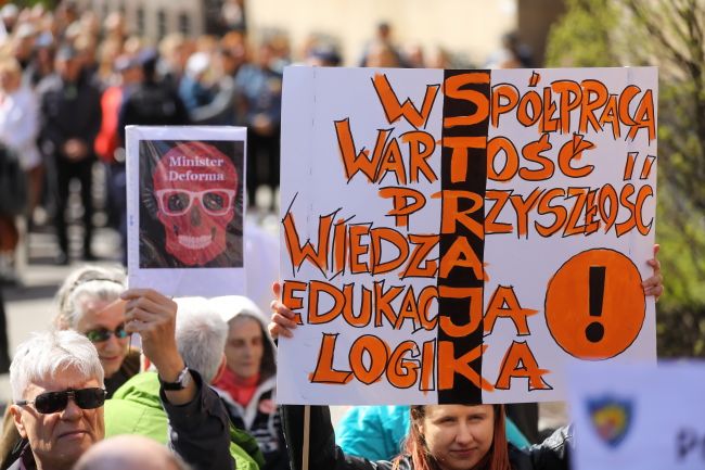 Protest nauczycieli przed MEN. Fot. PAP/Rafał Guz